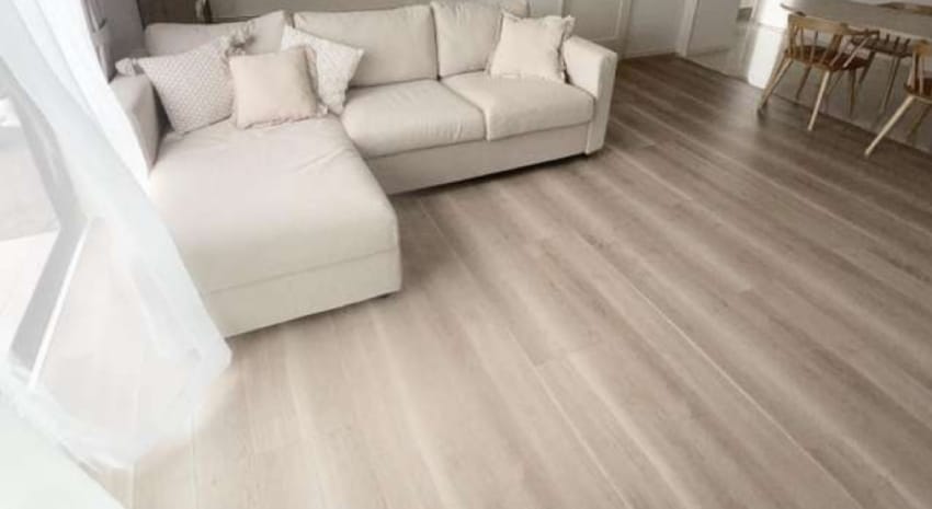 Sàn gỗ kỹ thuật sồi Mad Oak được thiết kế sử dụng tại phòng khách