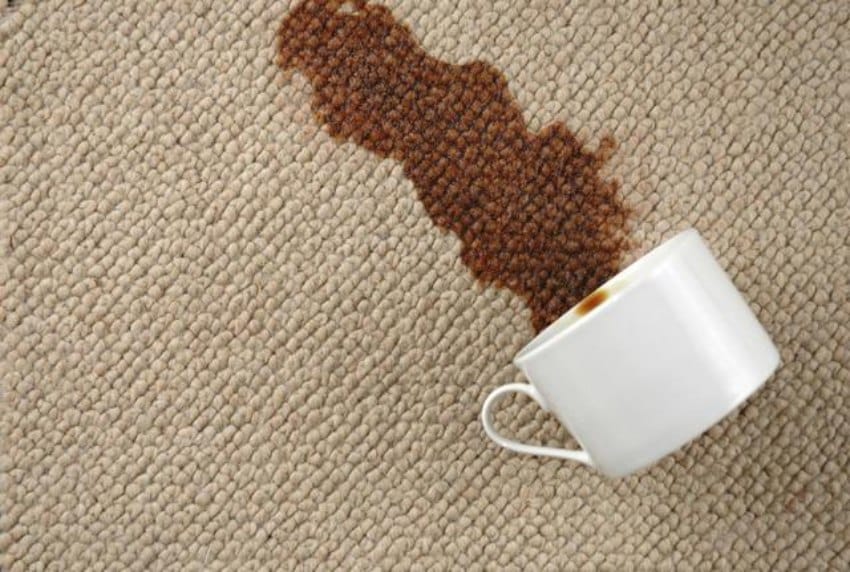 Vết bẩn trên thảm trải sàn do thức uống