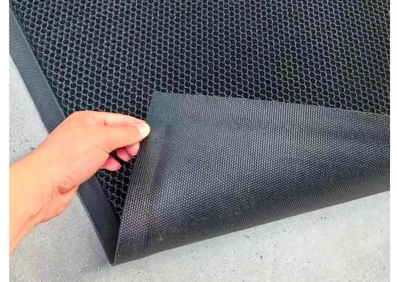 Đế thảm được làm từ cao su