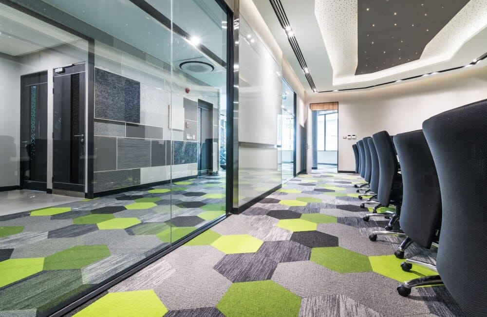 Flatlands FL10 phối cùng Mesa và Color Symphony tại văn phòng Jorakay Corporation. Mỗi nhóm sản phẩm đảm nhận một vai trò nhưng cùng tạo thành một mặt sàn thống nhất. Nguồn_ Carpets Inter.