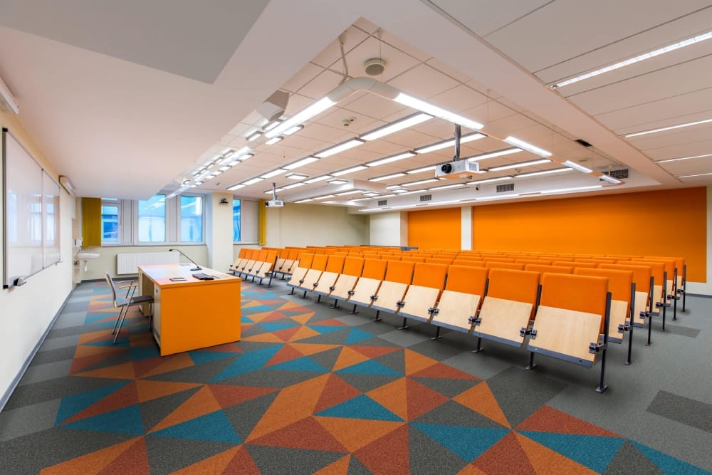 Thảm tấm Carpets Inter trong không gian giảng đường sử dụng mật độ cao